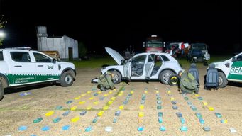 uruguaya detenida en corrientes con 88 kilos de cocaina en fondo falso del vehiculo; viajaba con su hija menor