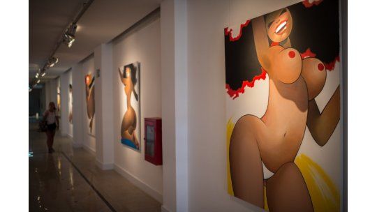 Llamativa exposición sobre traseros femeninos en Brasil