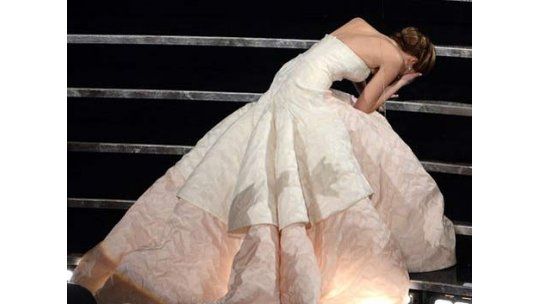 La caída de Jennifer Lawrence en los premios Óscar