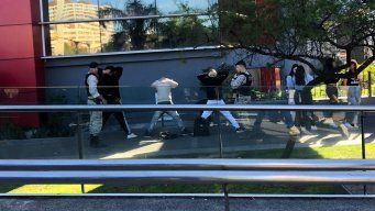 Detenciones afuera de Nuevocentro Shopping tras convocatoria a pelea masiva.
