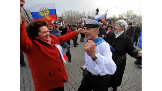 Miles de ucranianos festejan la reunificación de Crimea a Rusia