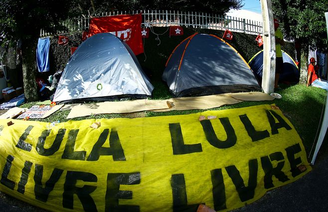 campamento-vigilia-pro-lula-da-silva-brasil-AFP.jpg