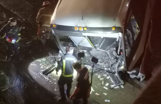 Foto cedida a Subrayado. Bomberos trabajan en el lugar donde cayó el ómnibus.