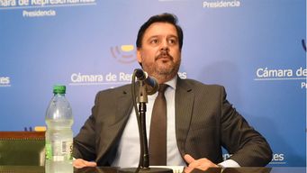 adrian pena reconocio que mintio sobre su titulo universitario y renuncio como ministro de ambiente