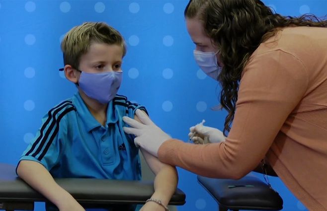 Foto: AFP. Niño de Estados Unidos recibe la vacuna contra el Covid-19. La Sociedad Uruguaya de Pediatría la recomienda.