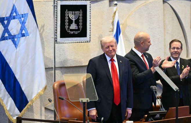 Donald Trump ovacionado en el Parlamento de Israel. AFP