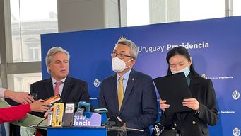 El representante del gobierno de China en declaración a la prensa junto al canciller Bustillo y la traductora. Foto: María García, periodista de Subrayado.