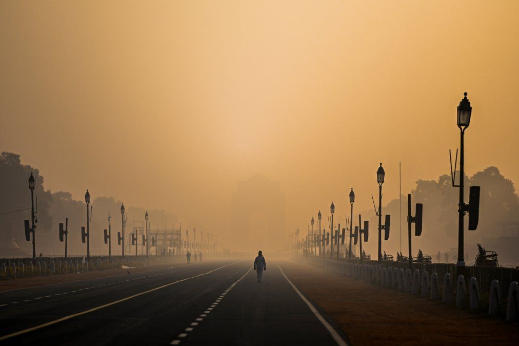 Un hombre camina a lo largo de Rajpath en medio de condiciones de smog en Nueva Delhi