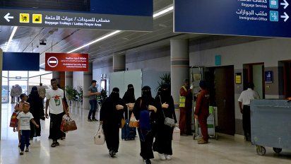 arabia saudita permitira a las mujeres viajar sin autorizacion de un tutor masculino
