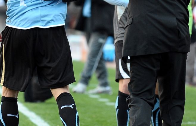 Tabárez y Forlán en la Copa América 2011, uno de los mejores momentos del llamado proceso de selecciones. El delantero es un referente y ha sido por 20 años una estrella del deporte mundial