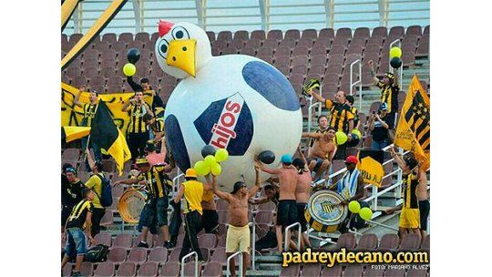 Peñarol volvió a mostrar gallina inflable; Nacional denuncia