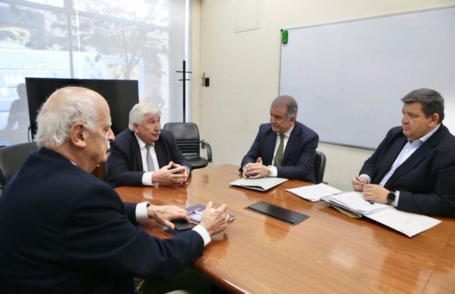Juan-Gómez-con-directorio-de-AFE-FocoUy.jpg