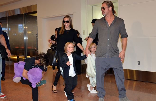 brad-pitt-angelina-jolie-y-sus-hijos-AFP.jpg