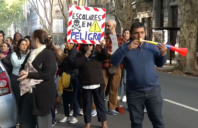 Escuala-4-Salterain-protesta-padres