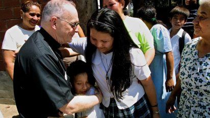 El obispo -y futuro Cardenal- de Washington D.C., Estados Unidos, Theodore McCarrick (I), abraza a ninos residentes en Izalco, El Salvador, el 01 de febrero de 2001. Mc Carrick visita este pais para entregar un donativo en efectivo para la reconstruccion de viviendas para los damnificados por el terremoto del pasado 13 de enero.