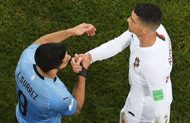 Su&aacute;rez y Cristiano Ronaldo se saludan en Rusia 2008. Ahora podr&iacute;an ser compa&ntilde;eros