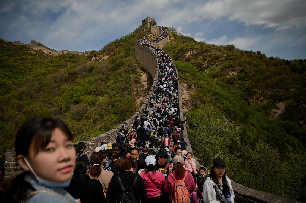 La gente visita la Gran Muralla durante las vacaciones que comenzaron con el Día de los Trabajadores en Beijing