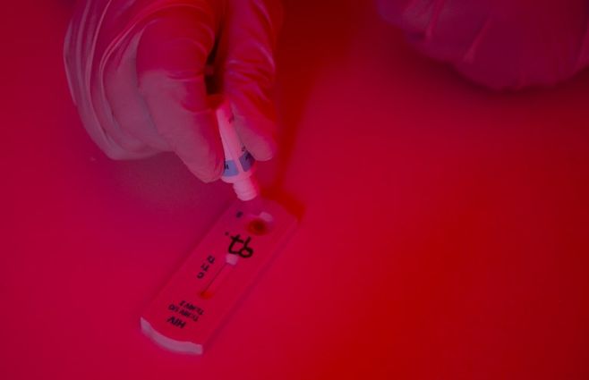 Test rápidos de VIH en el Gay Pride Parade en Santiago, junio de 2018. En Chile hay preocupación por los altos índices de infecciones. 