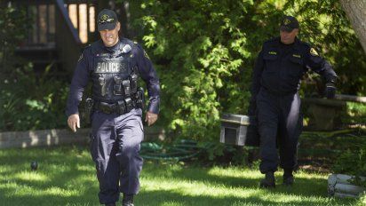 hombre ataca con un cuchillo a los guardias del parlamento de canada