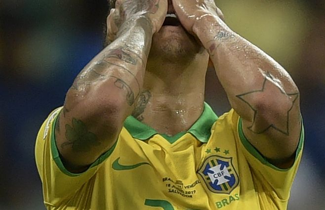 Roberto Firmino lo dice todo con su gesto, Brasil se fue silbado