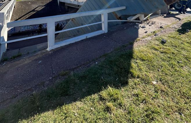 accesos-camión-accidente-puente-viernes.jpg