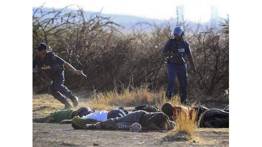Policía acribilla a 34 mineros en Sudáfrica