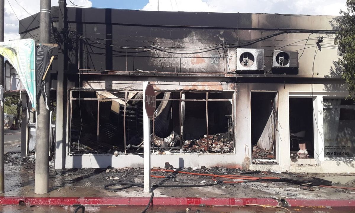 Foto cedida a Subrayado. Bomberos controló las llamas sobre la hora 17:00 de este miércoles.