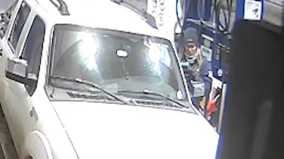 Pidieron cargar combustible, intentaron pagar con tarjeta sin saldo y se dieron a la fuga