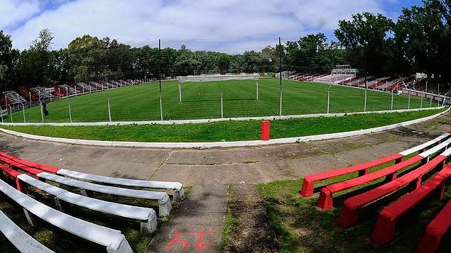 Con el partido entre Albion y Torque, volvió el fútbol uruguayo