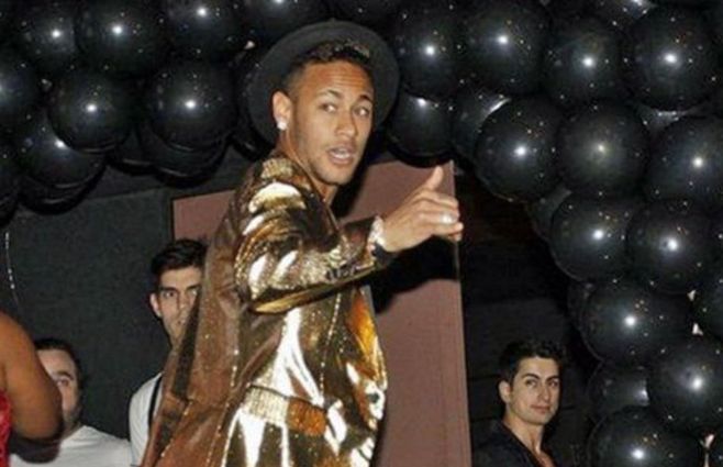 La intensa vida nocturna de Ney le pasa factura a nivel muscular y óseo. 