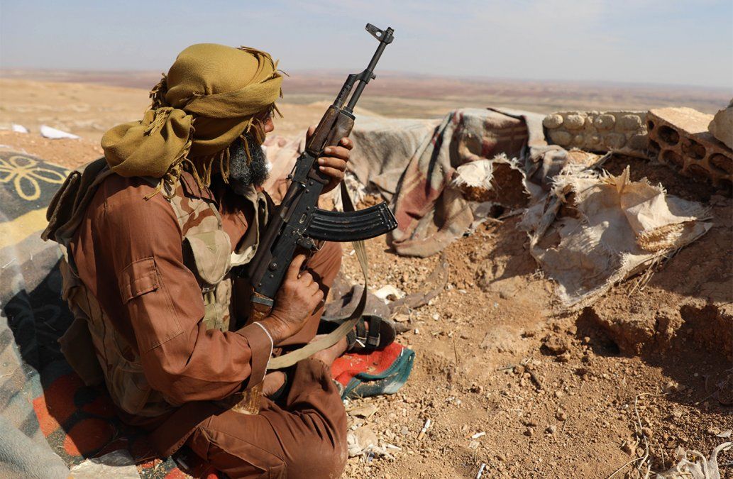 Un rebelde sirio del Frente Nacional de Liberación toma posición en una trinchera armado en el suroeste de Alepo.