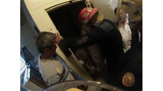 Obrero rescatado por Bomberos tras caer al pozo de un ascensor