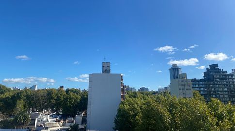 Sábado cálido a caluroso con cielo ligeramente nublado, en la noche temperaturas frescas