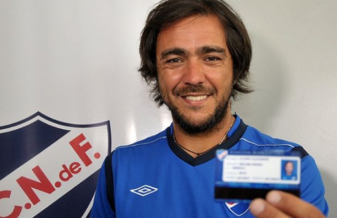 Recoba mostrando su carné de socio tricolor. A pesar de ser ídolo es cuestionado por su falta de experiencia