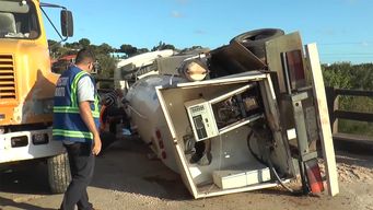 vuelco de un camion cisterna provoco el vertido de gasoil a un arroyo en rocha