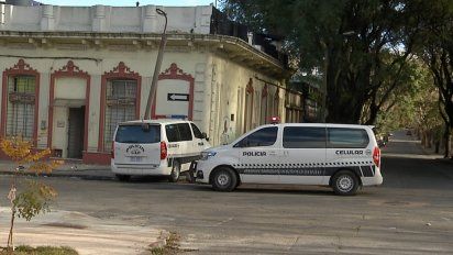 confundio cartel de no estacionar con pare y choco una camioneta policial