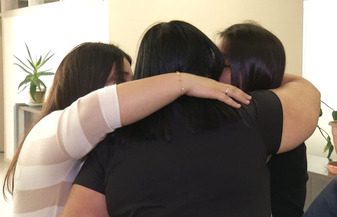 Foto: Subrayado. Familiares de Marcelo Demestoy se abrazan tras finalizar la audiencia que imputó al sospechoso.