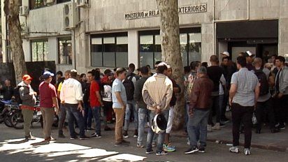 cubanos en uruguay piden que se agilice el tramite de la cedula