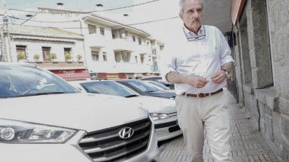 Adolfo Scilingo, caminando por una calle de un pueblo español cerca de Madrid.&nbsp;