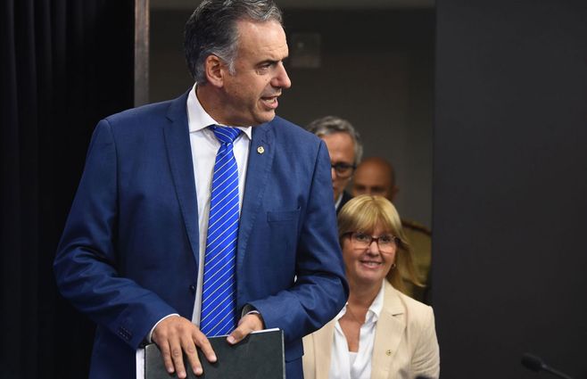 Orsi ingresa a la conferencia de prensa para los primeros anuncio del gobierno. Foto: FocoUy