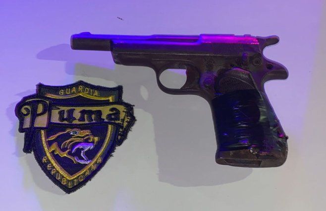 Foto cedida a Subrayado. Arma que descartaron los adolescentes en la huida, incautada.