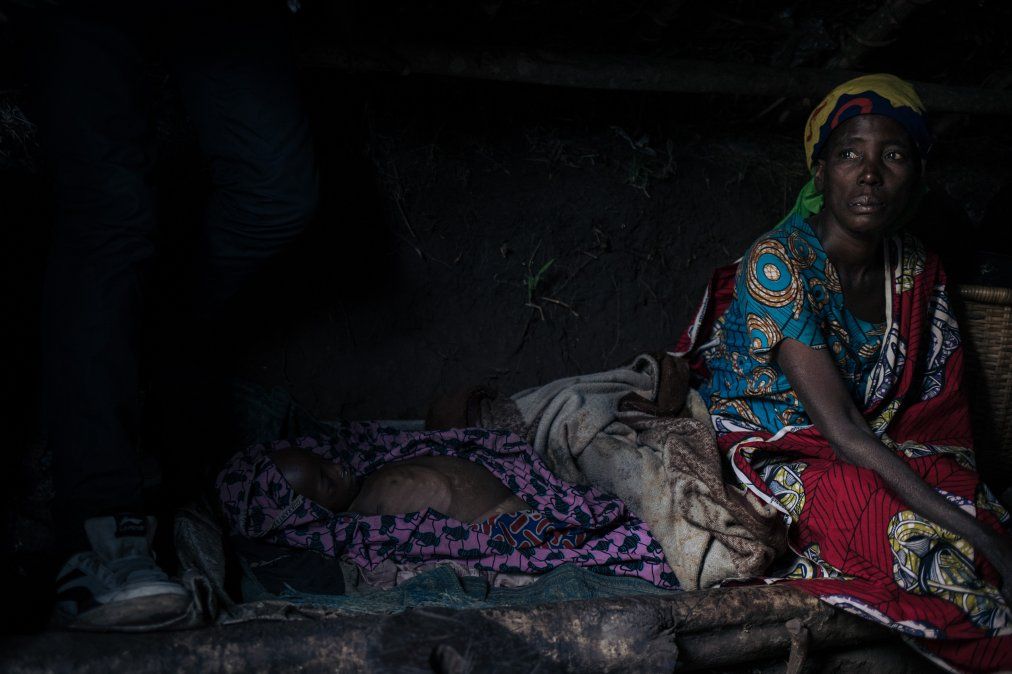 Una mujer lamenta la muerte de Regina, una niña desplazada de 4 años que murió por falta de atención, en República Democrática del Congo.