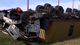 camionero realizo maniobra tras ser encerrado por camioneta, evito chocar una moto y se dio vuelta