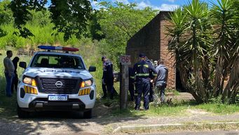 hallaron el cuerpo de un hombre enterrado en el living de una casa en la ciudad de rivera