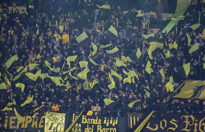 La hinchada de Peñarol en el Campeón del Siglo. Foto: FocoUy