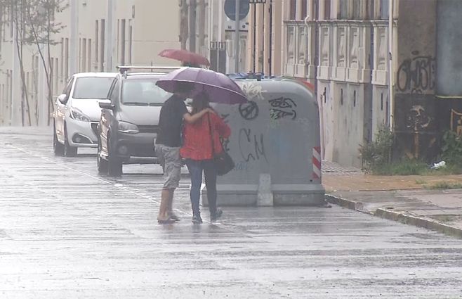gente-caminando-bajo-la-lluvia.jpg