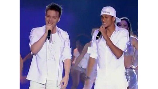 Neymar se dio el gusto y cantó Ai se eu te pego con Michel Teló