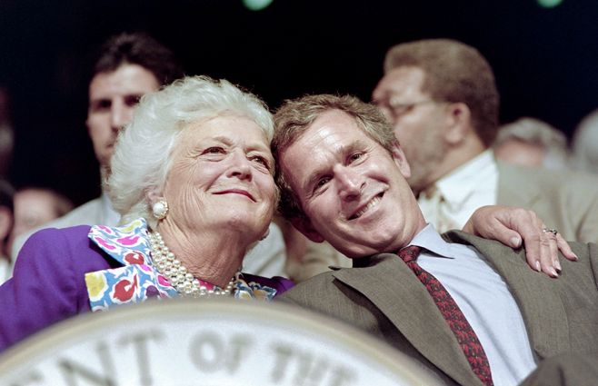 Barbara Bush posa con su hijo, el expresidente de EE.U. George W. Bush durante la Convención Nacional Republicana, en 1992.