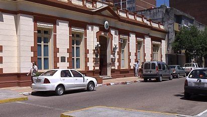 policia que golpeo a detenido en procedimiento fue imputado con prision domiciliaria