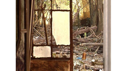 Hallaron restos humanos enterrados en el fondo de una vivienda